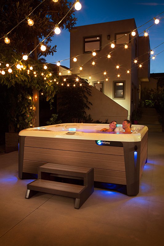 HotSpring-Highlife-Aria-AlpineWhite-Driftwood-Koppel-in-de-nacht Hotspring-Aria-Alpine-white-sfeer-avond