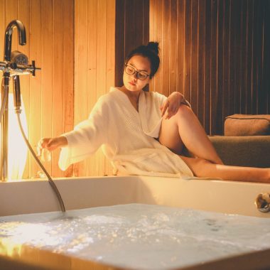 Jacuzzi vullen met warm of koud water?