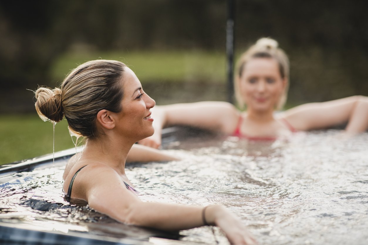 vrouwen in jacuzzi