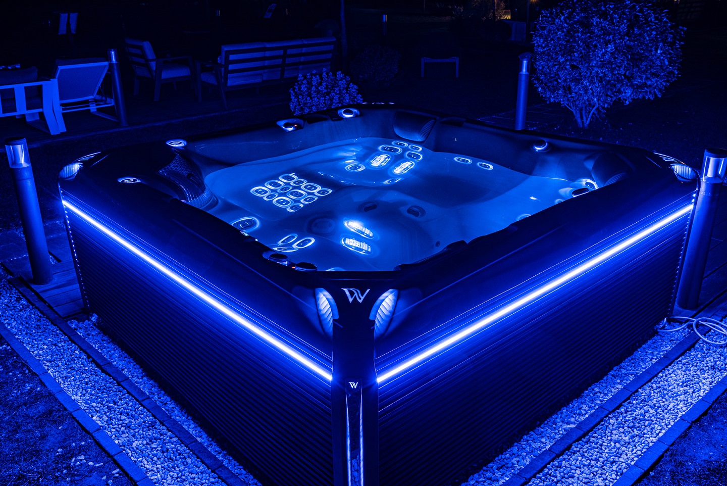 Verlichte_spa_in_tuin_avond_Wellis