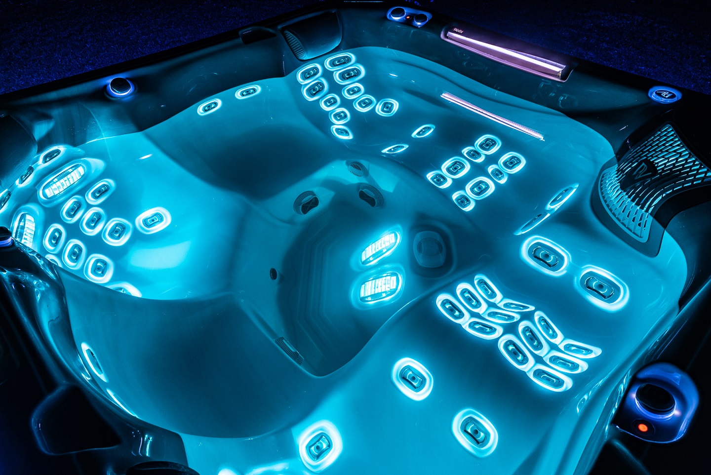 Wellis_jacuzzi_bovenaanzicht_verlichte_jets